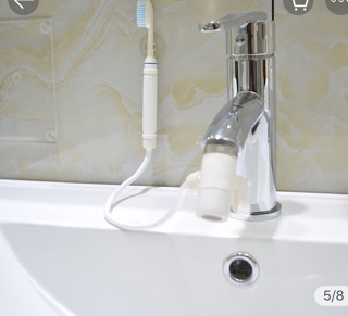 Tăm nước gắn vòi rửa mặt