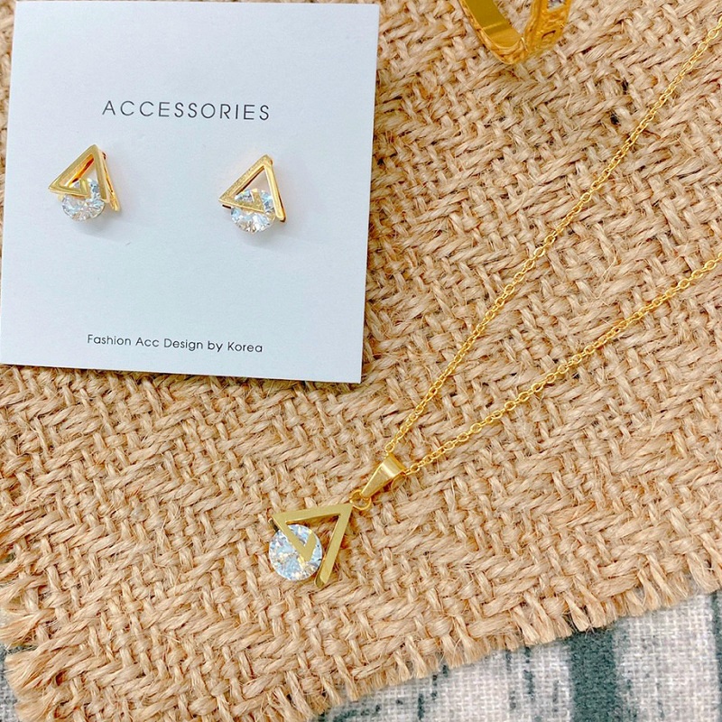 Bộ Trang Sức Bông Tai Và Dây Chuyền Nữ Titan Ko Đen Hình Tam Giác Kẹp Đá Nhân Tạo TT 4075
