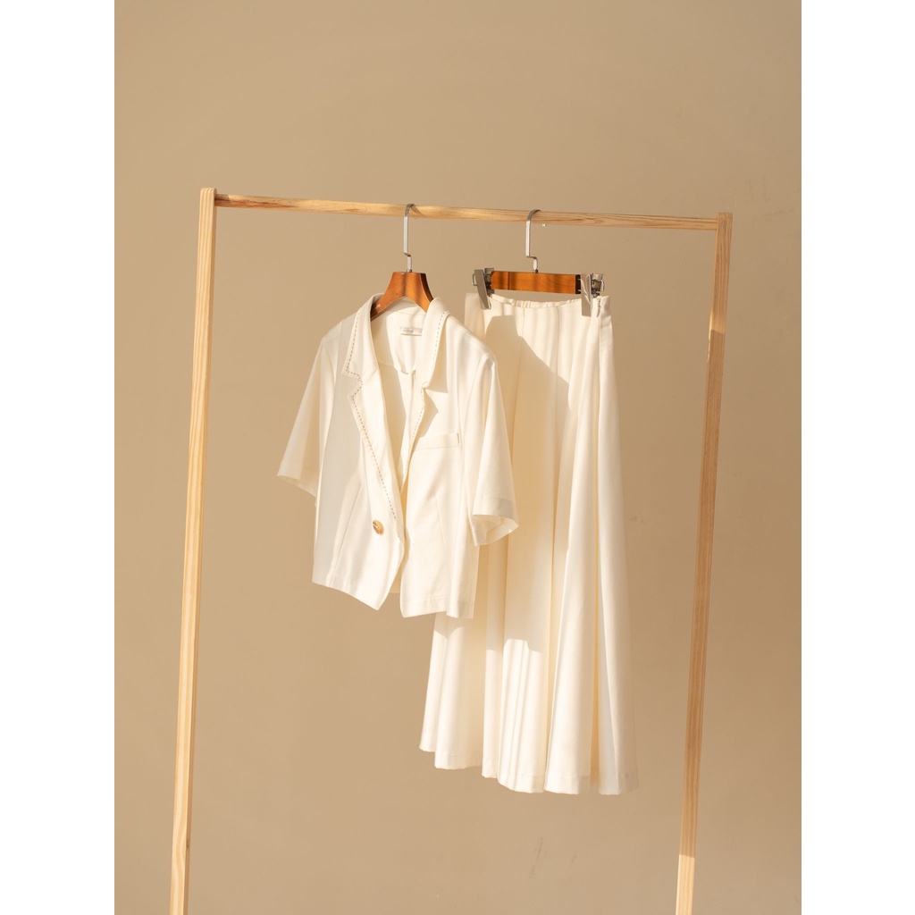Áo Blazer croptop trắng và chân váy 8 mảnh dáng xòe cạp chun trắng MADELEN