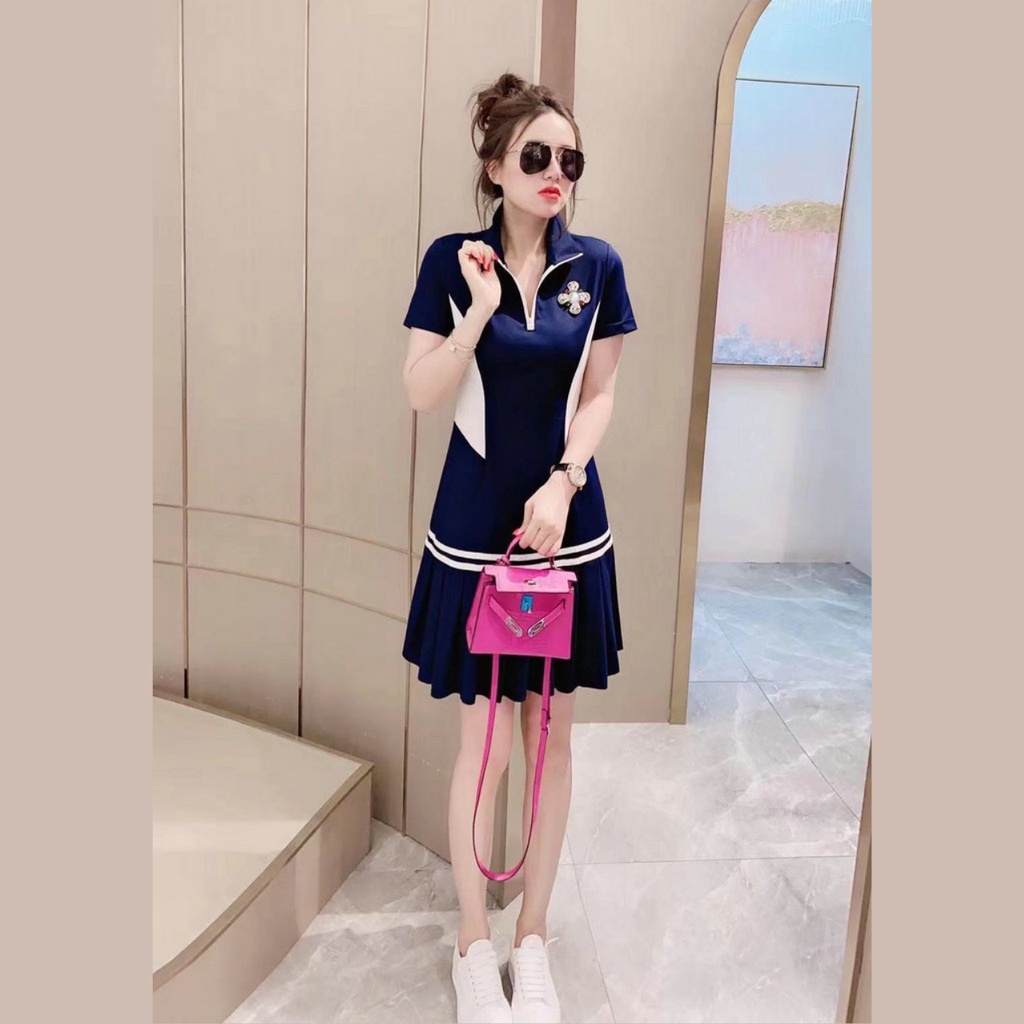 Đầm Thun Đuôi Cá Xếp Ly Quảng Châu | Logo Đính Đá, Tay Ngắn, Cổ Xẻ Dây Kéo, Thun Cotton Form Đứng Dáng Như Hình