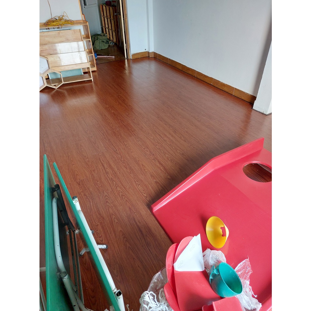 Sàn nhựa Nâu đỏ Giả Vân Gỗ Sang Trọng, dùng trang trí nhà cửa, văn phòng, shop...