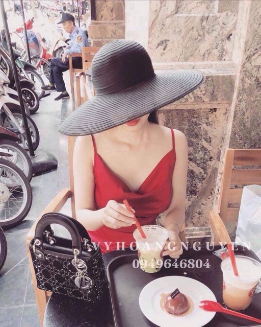 Váy chấm bi cổ đổ