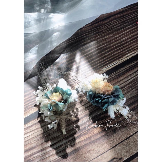 Combo hoa cài áo chú rể và xược tóc cô dâu