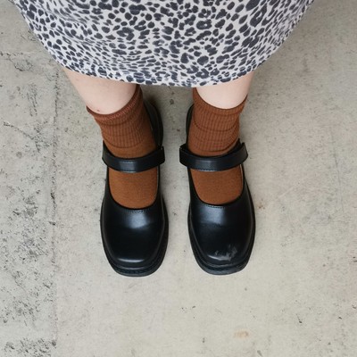 Giày ulzzang phong cách Retro mũi vuông quai dán đen, trắng