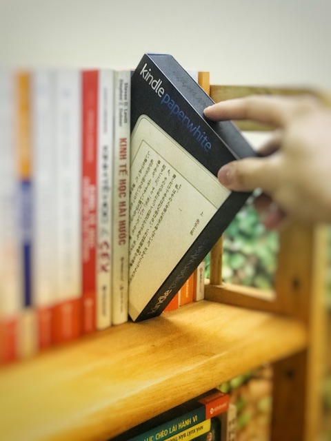 [BH 3 tháng] Máy đọc sách Amazon Kindle Paperwhite gen 3 32G used tặng kèm Cover 149K | BigBuy360 - bigbuy360.vn