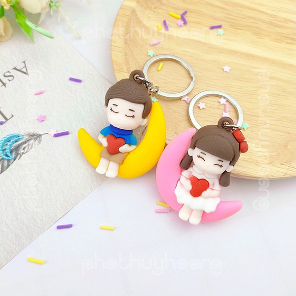 Móc khóa bé gái và bé trai ngồi cung trăng cute 💑 FREESHIP 🚚 Móc khóa bé gái và bé trai ngồi cung trăng - Phát Huy Hoàng