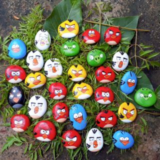Những chú chim giận dữ bằng đá cuội vẽ tay