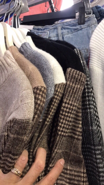 Áo len xẻ trước