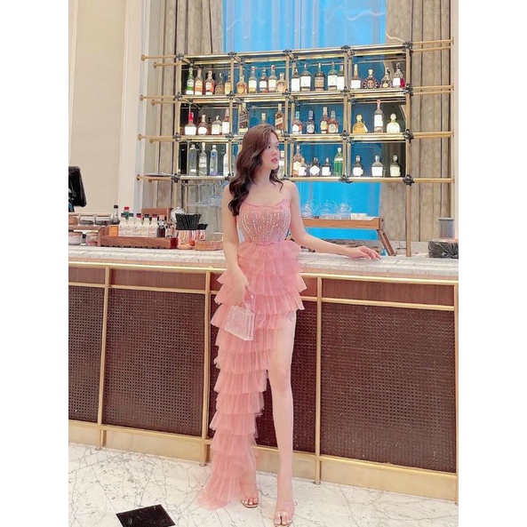 Đầm cúp dư tiêc nhìu tần xéo đính cườm tà sau xéo như tà trước
