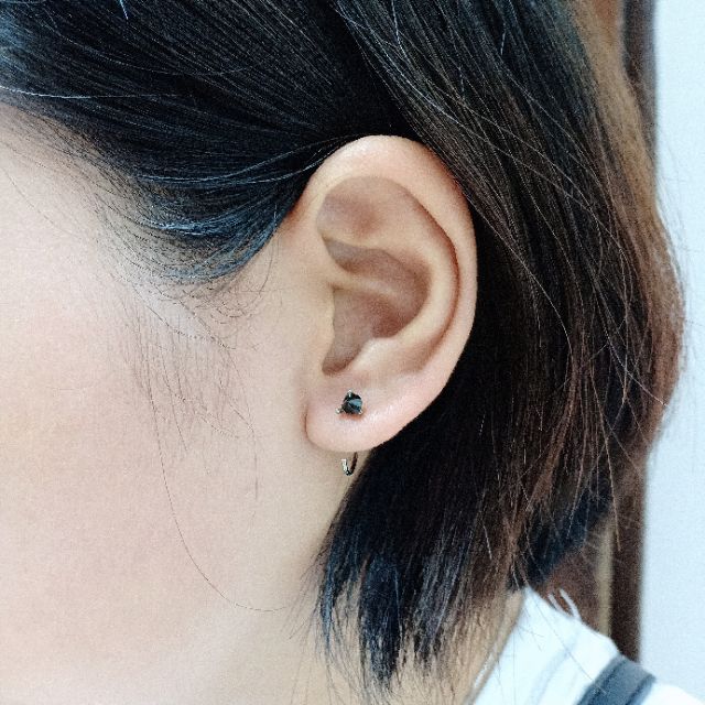 Khuyên móc đá nhân tạo