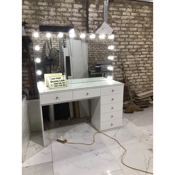 Bàn make up chuyên nghiệp