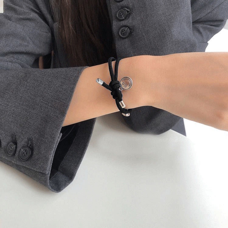 1 Cặp Vòng Tay Mặt Cười Có Nam Châm