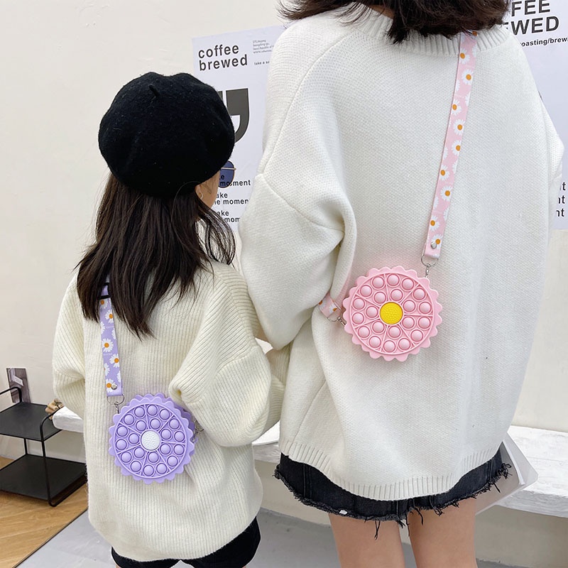 Đồ Chơi Pop it Hình Kỳ Lân Màu Cầu Vồng Dễ Thương Dạng Đẩy Túi Đeo Chéo Vai Bằng Silicon Làm Quà Tặng Phục Sinh Cho Bé Gái