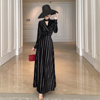 Đầm nhung dài cổ yếm