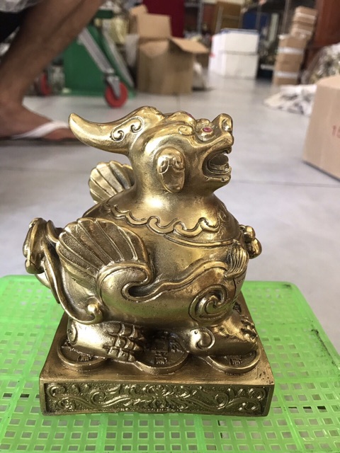 Tỳ Hưu trên bệ hút tài lộc chiêu tài vật phẩm phong thuỷ bằng đồng
