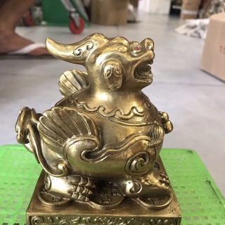 Tỳ Hưu trên bệ hút tài lộc chiêu tài vật phẩm phong thuỷ bằng đồng