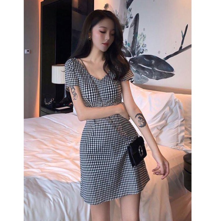 Đầm suông caro trắng đen cổ tim Rosy