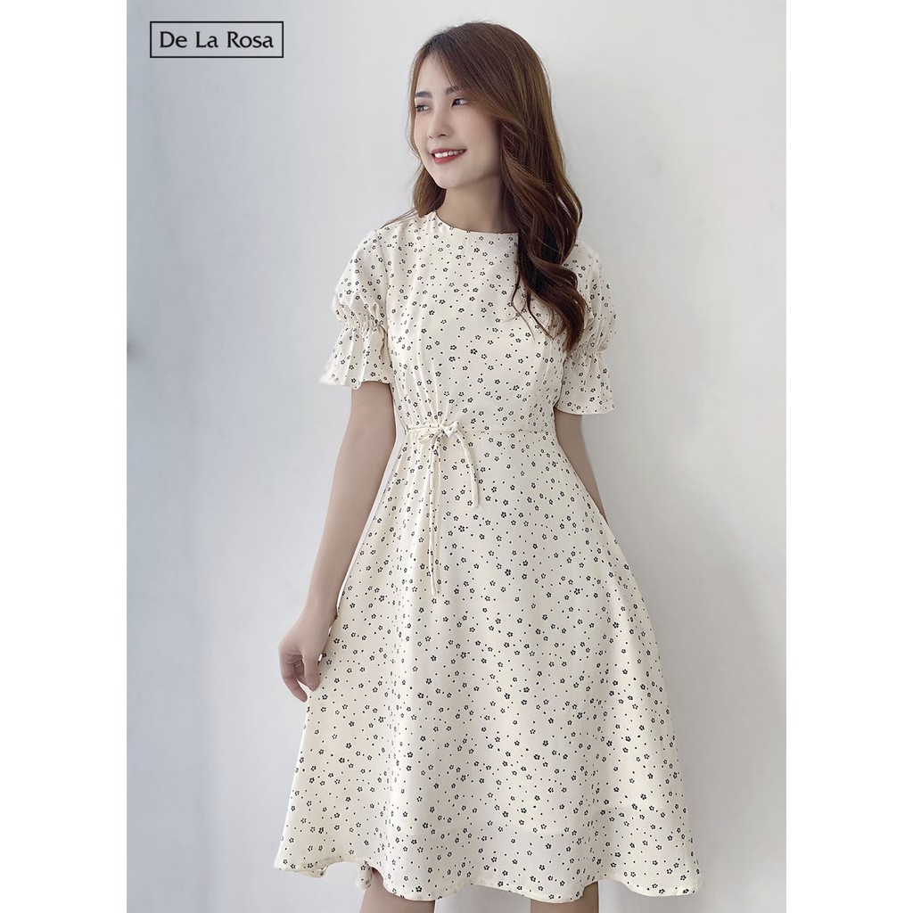 Đầm Trắng Hoa Đen Đỏ Rút Dây Eo Nhẹ Nhàng Nữ Tính - De La Rosa | BigBuy360 - bigbuy360.vn