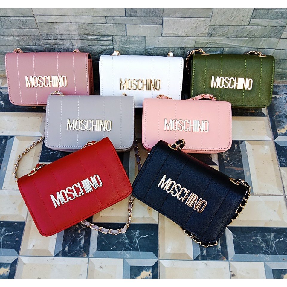 Túi đeo chéo gắn chữ Moschino