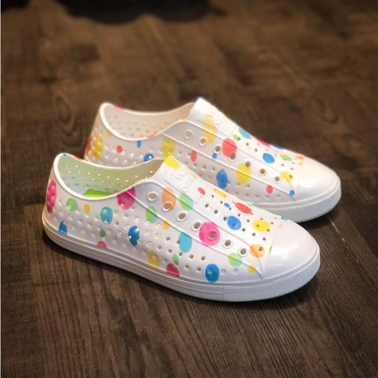 Giày nhựa nam nữ đi mưa native họa tiết màu sơn  nhiều mẫu lựa chọn tặng thêm 2 jibitz sticker gắn dép