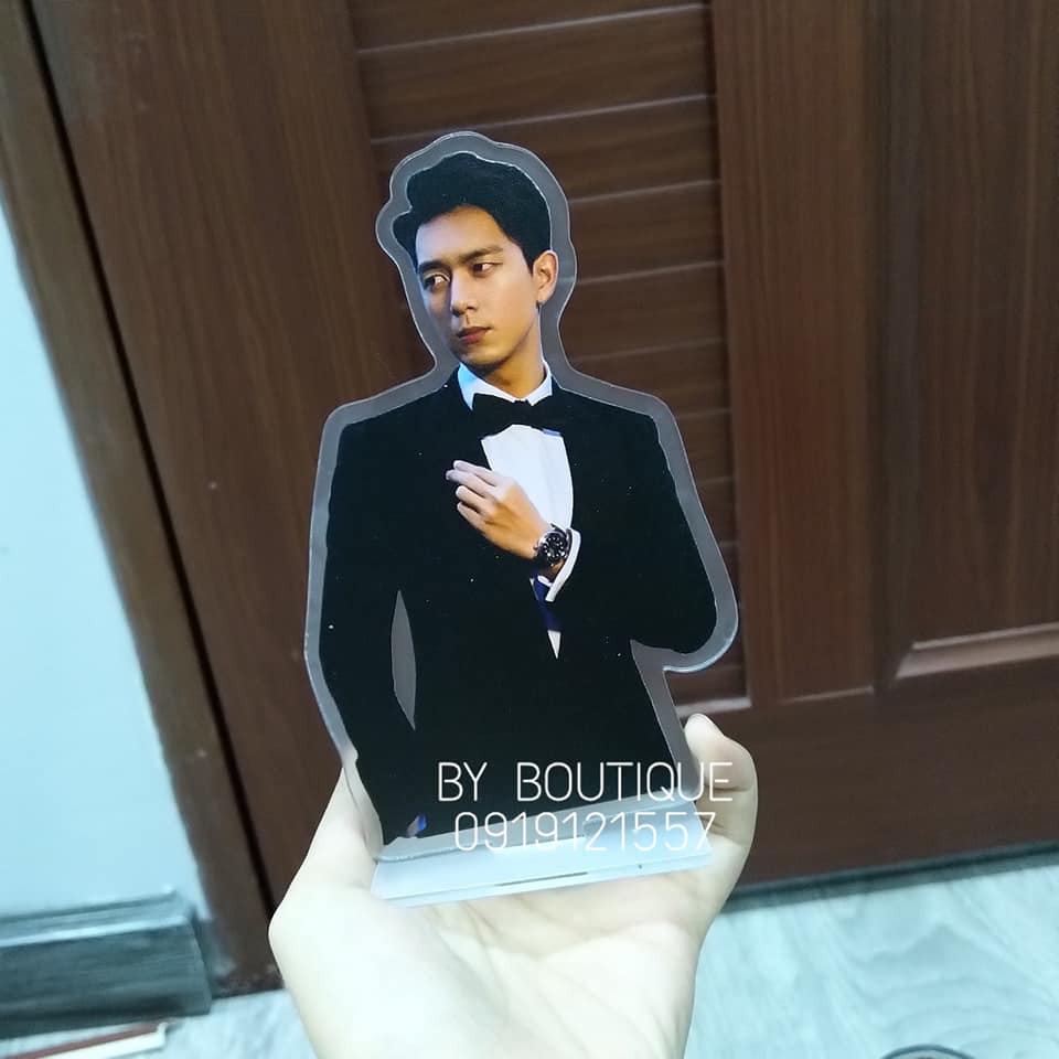 ( 8 mẫu) Standee mica trong để bàn Lý Hiện cao 15cm