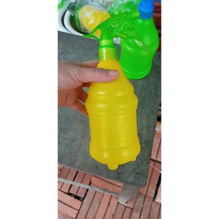1 cái bình tưới cây loại 1 lít