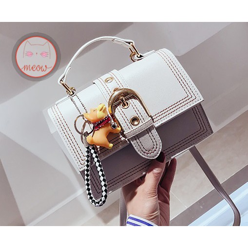 Túi đeo chéo nữ kèm charm