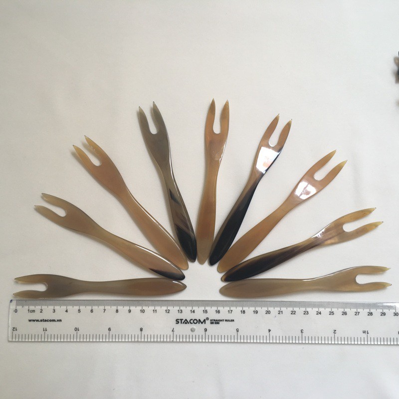 Dĩa ăn hoa quả sừng trâu cao cấp (DS02: 01 chiếc màu tự nhiên 2 răng)