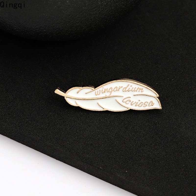 Trâm cài áo Miss Zoe hình lông vũ thời trang