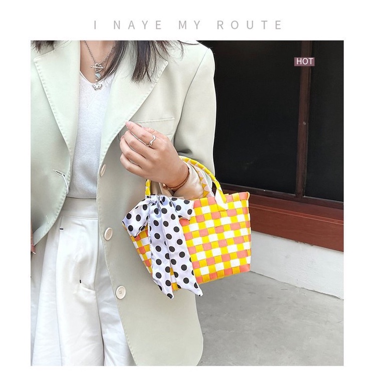 Có sẵn .Túi đan nhựa kèm móc khóa hoa size 16 Kimy store, có 6 màu.