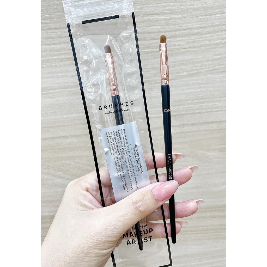 Cọ Nhấn Mắt Nhỏ Vacosi Smudge Pro E09