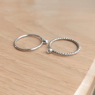 Nhẫn trơn xoắn có đính hạt đơn giản