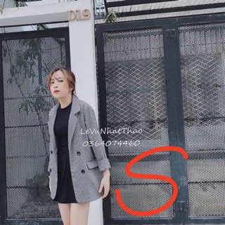 Khoác blazer kẻ nhỏ