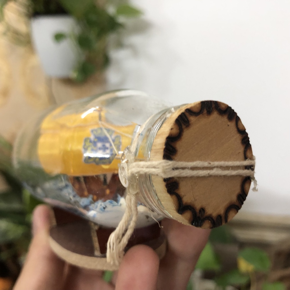 Mô hình thuyền gỗ trang trí trong chai thủy tinh - Buồm màu vàng - Dài 11cm