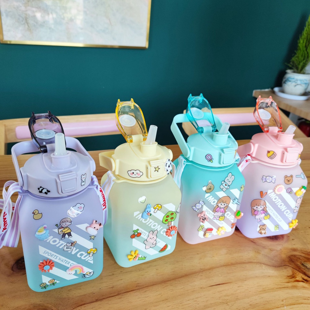 Bình nước chia vạch 1500ml vuông, kèm stick và dây đeo cho bé