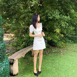 Đầm cổ vuông phối nút gỗ