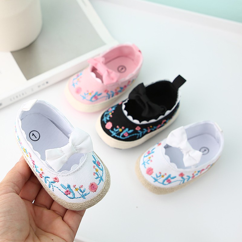 Giày Vải Đế Mềm Thêu Hoa Cho Bé Gái
