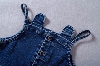 Sét yếm jeans kèm áo bé trai