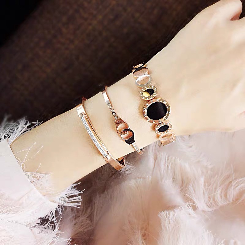 Vòng tay bằng thép titan mạ vàng hồng 18K phối đá mã não đen họa tiết chữ số La Mã cổ điển thời trang Âu Mỹ cá tính