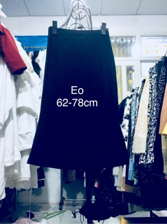 Chân váy dáng suông dài qua gối.