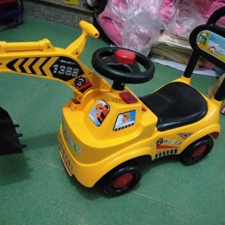 Xe cẩu chòi chân cho bé