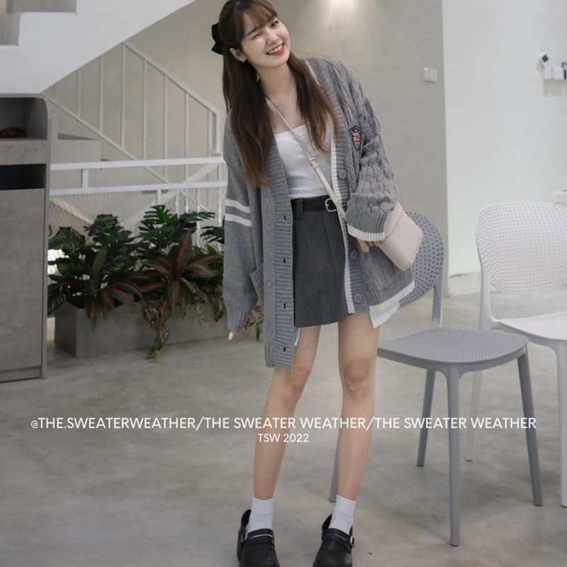 Áo cadigan huy hiệu - Áo khoác len xám dễ mix đồ