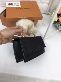Túi cầm tay quai lông