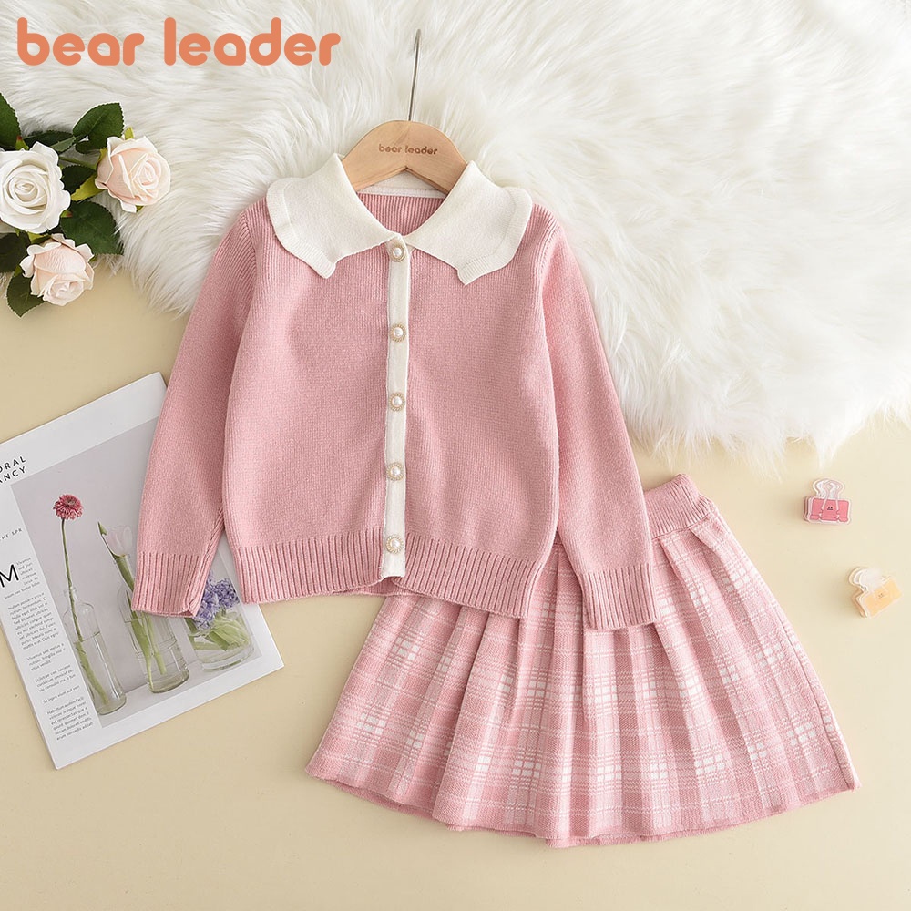 Bộ đồ BEAR LEADER gồm áo khoác cardigan len và chân váy xếp ly sọc caro thời trang mùa thu dành cho bé 3-7 tuổi
