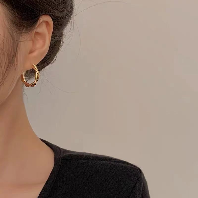 Korean version of simple S925 silver geometric twisted metal earrings