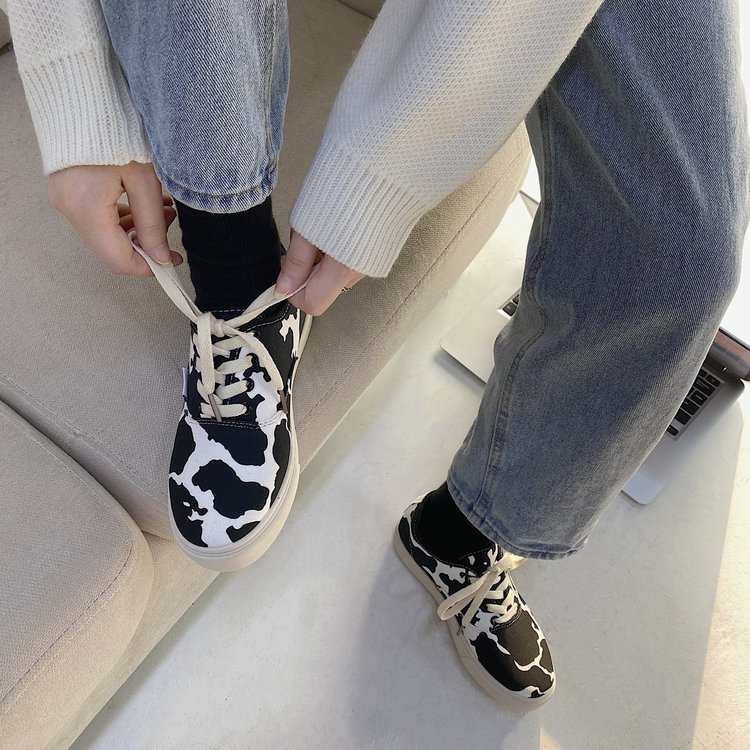 Giày thể thao đế bằng họa tiết bò sữa phong cách Hàn Quốc thời trang sành điệu | BigBuy360 - bigbuy360.vn