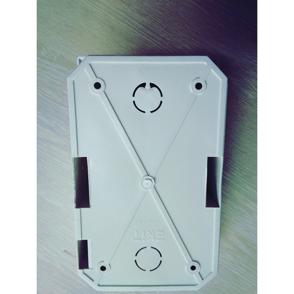Tủ điện âm tường 2/4 EKIT