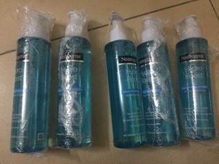Sữa rửa mặt Neutrogena