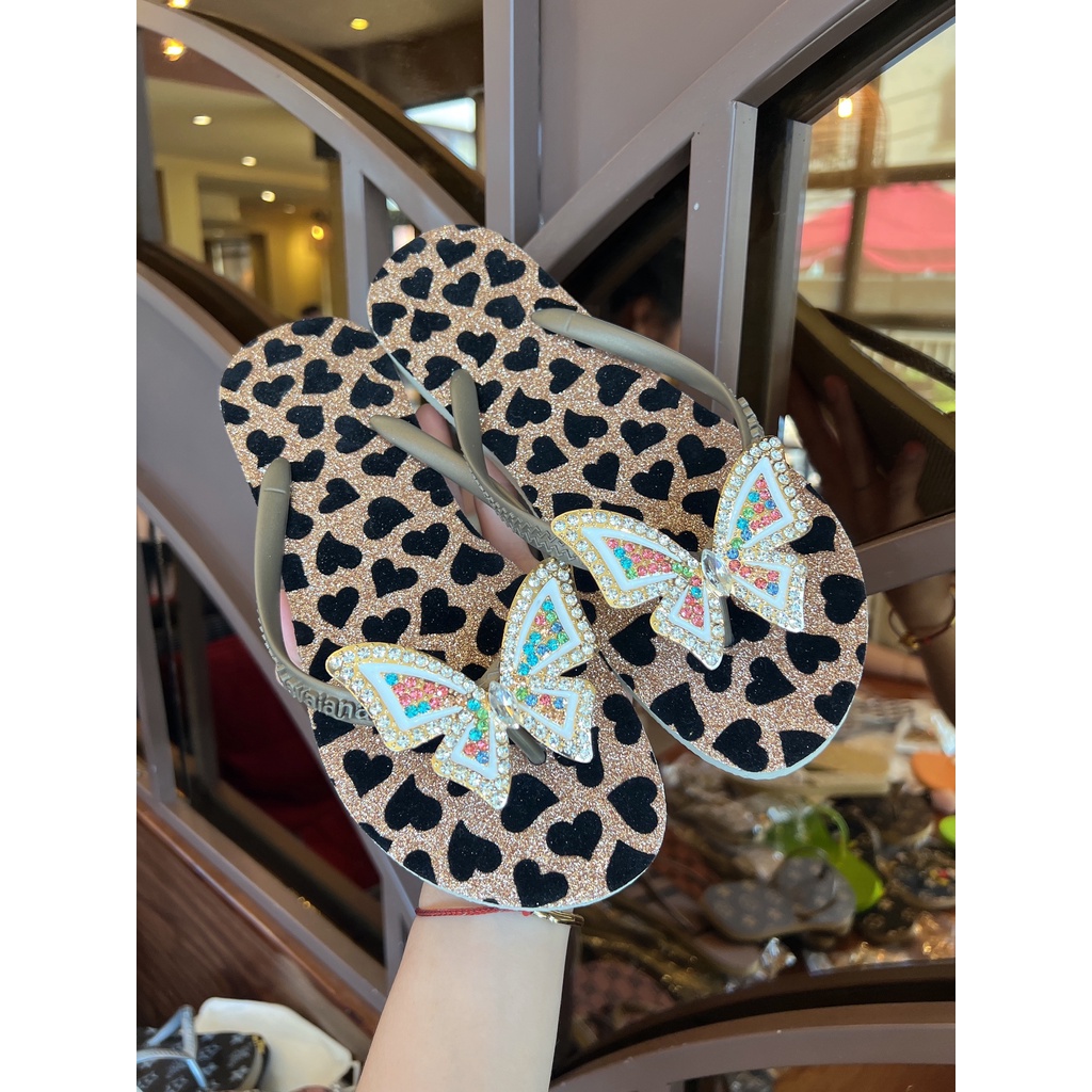 Dép xỏ ngón Havaianas đế nhũ da beo kèm charm