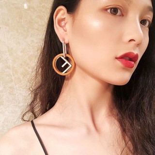 Bông tai nữ - Chữ F tròn màu đen